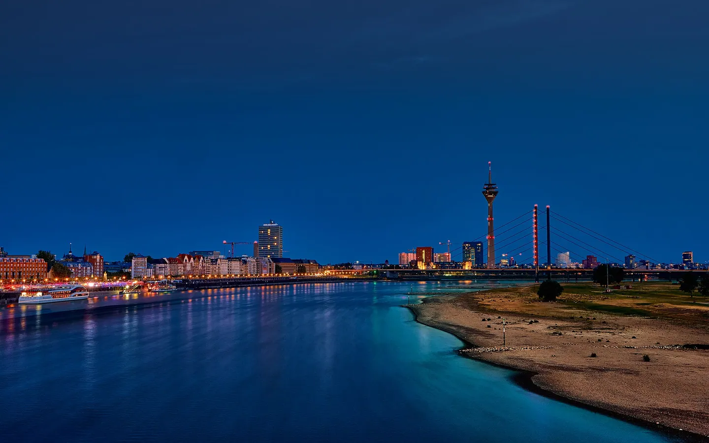 Rheinturm & Düsseldorfer Skyline – digitales Arbeiten für Unternehmen in Düsseldorf