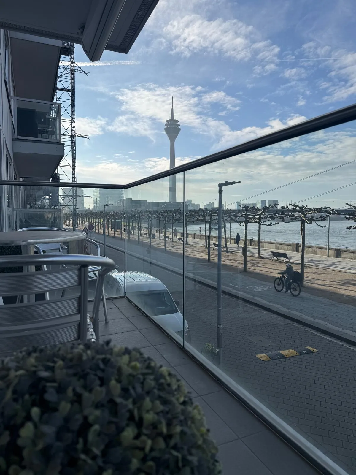 Blick auf den Rheinturm vom Helmke Digital Büro